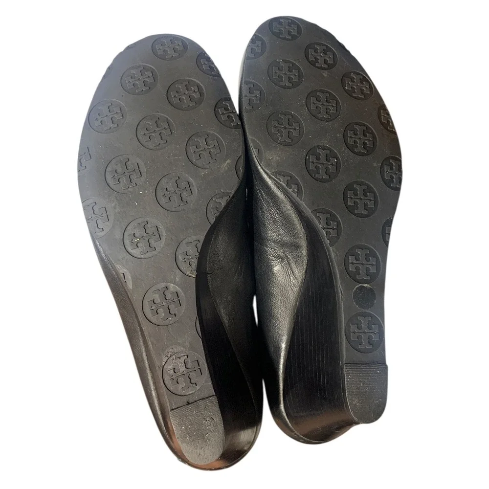 Tory Burch Black Leather Wedge Pumps Gold Logo Round Toe Women's‎ Size 8M